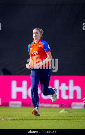 Derby, Großbritannien. Mai 2026. Lauren Bell aus England liefert den Ball während des 1. Vitality IT20-Spiels England Women gegen Neuseeland am 20. Mai 2026 im Central Co-OP County Ground, Derby, Vereinigtes Königreich (Foto: Maynard Manyowa/News Images) in Derby, Vereinigtes Königreich am 20. Mai 2026. (Foto: Maynard Manyowa/News Images/SIPA USA) Credit: SIPA USA/Alamy Live News Stockfoto