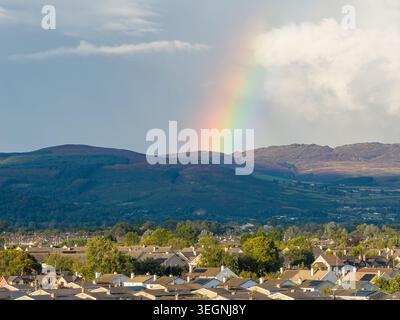 Wunderschöner Regenbogen über Dundalk Town, County Louth, Republik Irland Stockfoto