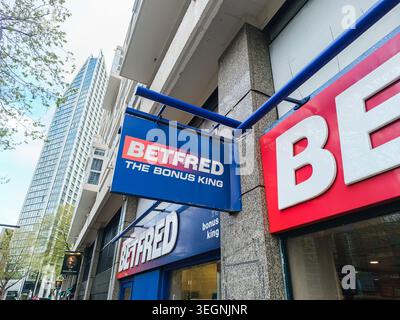 Betfred Bookmakers Ladenschild. London, Großbritannien, 15. April 2024 Stockfoto