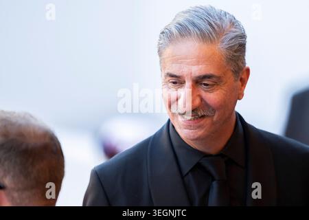 Cannes, Frankreich. Mai 2026. Der französisch-armenische Schauspieler Simon Abkarian kommt am 20. Mai 2026 zur Vorführung des Films „La Bataille de Gaulle: L'Age de fer“ (de Gaulle: Tilting Iron) bei der 79. Ausgabe des Filmfestivals in Cannes, Südfrankreich. Foto: Eliot Blondet/ABACAPRESS.COM Credit: Abaca Press/Alamy Live News Stockfoto