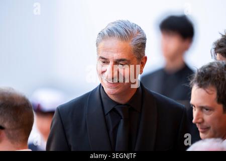 Cannes, Frankreich. Mai 2026. Der französisch-armenische Schauspieler Simon Abkarian kommt am 20. Mai 2026 zur Vorführung des Films „La Bataille de Gaulle: L'Age de fer“ (de Gaulle: Tilting Iron) bei der 79. Ausgabe des Filmfestivals in Cannes, Südfrankreich. Foto: Eliot Blondet/ABACAPRESS.COM Credit: Abaca Press/Alamy Live News Stockfoto