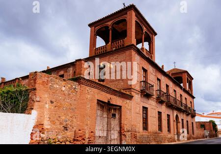 Das Herrenhaus oder das große Haus der Familie Rega-Sánchez wurde Mitte des 19. Jahrhunderts erbaut. La Calahorra, Marquesado del Zenete, Provinz Stockfoto