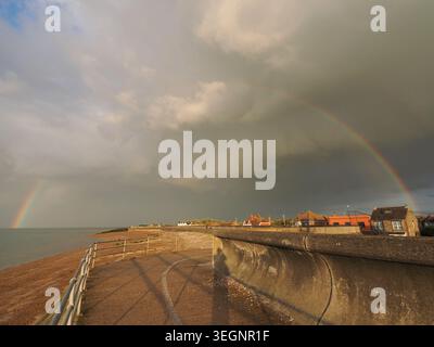 Sheerness, Kent, Großbritannien. Mai 2026. Wetter in Großbritannien: Abendlicher Regenbogen in Sheerness, Kent. Quelle: James Bell/Alamy Live News Stockfoto