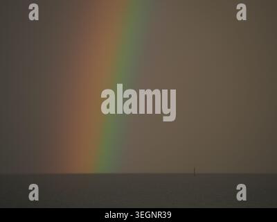 Sheerness, Kent, Großbritannien. Mai 2026. Wetter in Großbritannien: Abendlicher Regenbogen in Sheerness, Kent. Quelle: James Bell/Alamy Live News Stockfoto