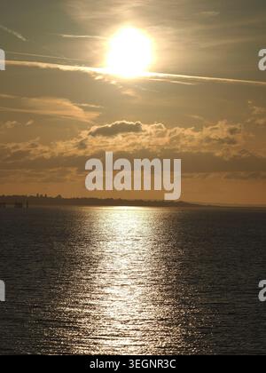 Sheerness, Kent, Großbritannien. Mai 2026. Wetter in Großbritannien: Abendlicher Regenbogen in Sheerness, Kent. Quelle: James Bell/Alamy Live News Stockfoto