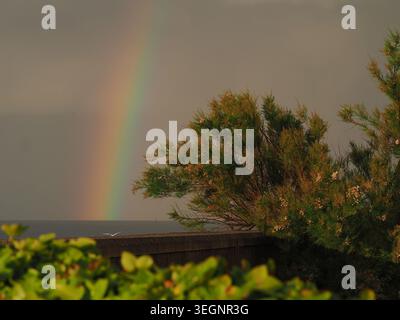 Sheerness, Kent, Großbritannien. Mai 2026. Wetter in Großbritannien: Abendlicher Regenbogen in Sheerness, Kent. Quelle: James Bell/Alamy Live News Stockfoto