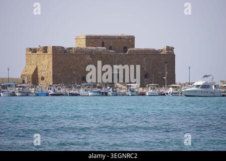Paphos Castle ist eine byzantinische mittelalterliche Festung und ein Wahrzeichen der Touristenattraktion am Hafen von Pafos auf Zypern. Stockfoto