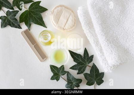 Hausgemachte Kosmetik aus Efeublättern, Shampoo oder Seife Stockfoto