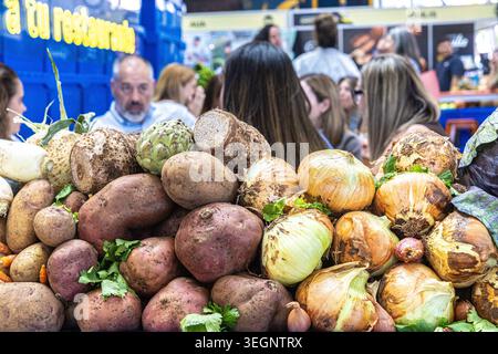 Im GastroCanarias 2026 Gastron finden Sie frisches Bio-Gemüse und Obst, darunter lokale Kartoffeln, rote Paprika, Zitrusfrüchte und Wassermelonen Stockfoto