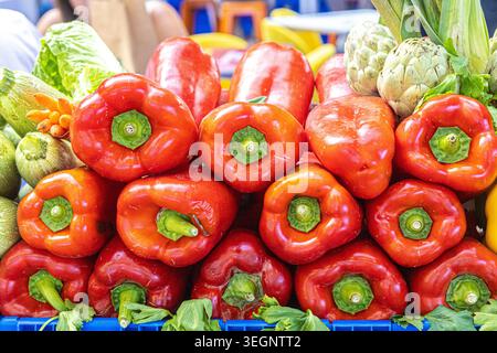 Im GastroCanarias 2026 Gastron finden Sie frisches Bio-Gemüse und Obst, darunter lokale Kartoffeln, rote Paprika, Zitrusfrüchte und Wassermelonen Stockfoto