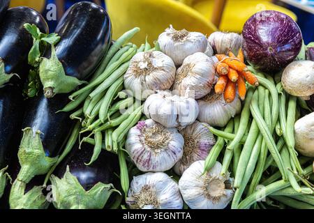 Im GastroCanarias 2026 Gastron finden Sie frisches Bio-Gemüse und Obst, darunter lokale Kartoffeln, rote Paprika, Zitrusfrüchte und Wassermelonen Stockfoto