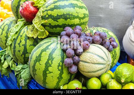 Im GastroCanarias 2026 Gastron finden Sie frisches Bio-Gemüse und Obst, darunter lokale Kartoffeln, rote Paprika, Zitrusfrüchte und Wassermelonen Stockfoto