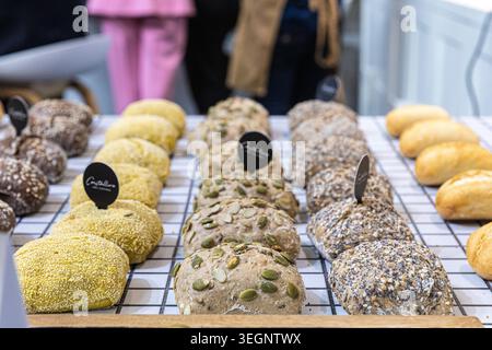 Auf der GastroCanarias 2026 Gastronomie-Messe werden verschiedene frisch gebackene Sauerteiglaibe, rustikales Brot und eingesäte Brötchen präsentiert Stockfoto
