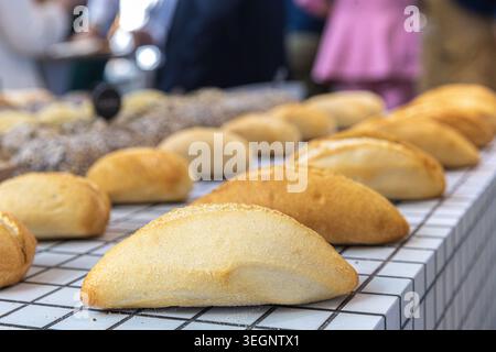 Auf der GastroCanarias 2026 Gastronomie-Messe werden verschiedene frisch gebackene Sauerteiglaibe, rustikales Brot und eingesäte Brötchen präsentiert Stockfoto