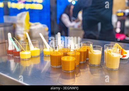 Im GastroCanarias 2026 Gastron finden Sie frisches Bio-Gemüse und Obst, darunter lokale Kartoffeln, rote Paprika, Zitrusfrüchte und Wassermelonen Stockfoto