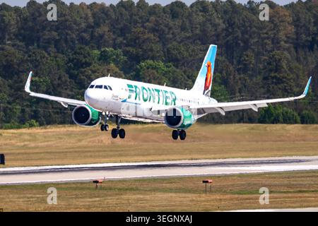 Frontier Airlines-Flugzeuge mit charakteristischer Scarlet Tanager-Lackierung landen am Raleigh-Durham International Airport in der Nähe von Raleigh NC. Stockfoto