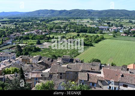 Panorama- oder Panoramablick über die Dächer von Cadenet, das Durance Valley und die landwirtschaftliche Ebene Luberon Provence Frankreich Stockfoto