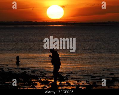 Sheerness, Kent, Großbritannien. Mai 2026. Wetter in Großbritannien: Sonnenuntergang in Sheerness, Kent. Quelle: James Bell/Alamy Live News Stockfoto