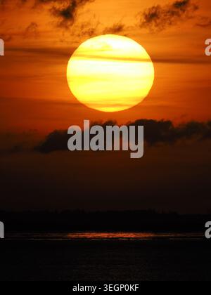 Sheerness, Kent, Großbritannien. Mai 2026. Wetter in Großbritannien: Sonnenuntergang in Sheerness, Kent. Quelle: James Bell/Alamy Live News Stockfoto