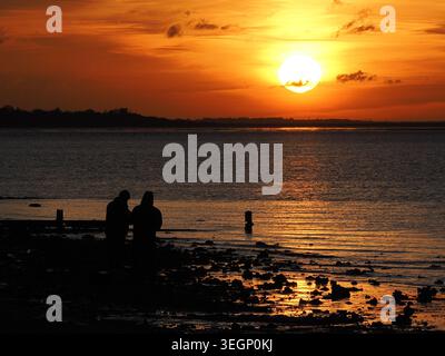 Sheerness, Kent, Großbritannien. Mai 2026. Wetter in Großbritannien: Sonnenuntergang in Sheerness, Kent. Quelle: James Bell/Alamy Live News Stockfoto