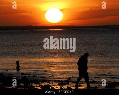 Sheerness, Kent, Großbritannien. Mai 2026. Wetter in Großbritannien: Sonnenuntergang in Sheerness, Kent. Quelle: James Bell/Alamy Live News Stockfoto