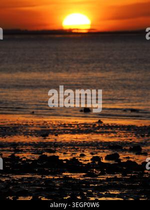 Sheerness, Kent, Großbritannien. Mai 2026. Wetter in Großbritannien: Sonnenuntergang in Sheerness, Kent. Quelle: James Bell/Alamy Live News Stockfoto