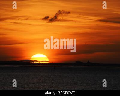 Sheerness, Kent, Großbritannien. Mai 2026. Wetter in Großbritannien: Sonnenuntergang in Sheerness, Kent. Quelle: James Bell/Alamy Live News Stockfoto