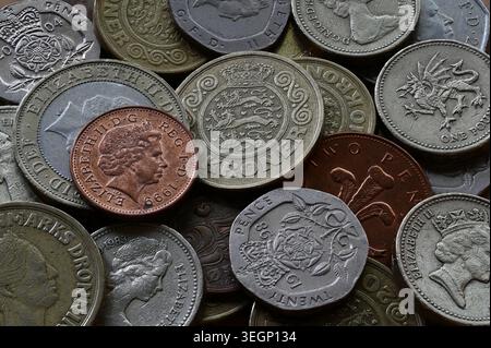 Eine detaillierte Nahaufnahme verschiedener britischer Münzen mit verschiedenen Stückelungen und Designs mit königlichen Porträts und heraldischen Symbolen, die in einem Text angeordnet sind Stockfoto