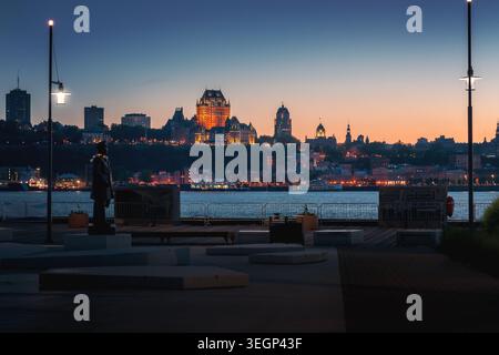 Blick auf die Skyline von Quebec bei Nacht mit dem St. Lawrence River von Levis - Quebec City, Quebec, Kanada Stockfoto