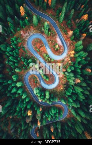 Drohnenansicht der gewundenen Serpentinenstraße in den Dolomiten, Italien Stockfoto