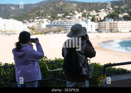 Besucher mit Blick auf den Strand Platja Gran in Tossa de Mar, einer Küstenstadt an der Costa Brava in Katalonien, Spanien Stockfoto