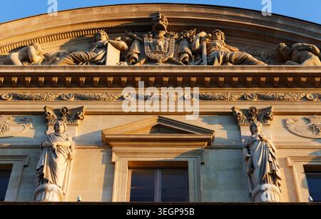 Paris, Frankreich - 7. Juli 2025: Goldene Stunde Nahaufnahme des majestätischen plastischen Giebels des Cour de Cassation auf der IE de la Cite, Paris. Allegorik Stockfoto