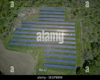 EINE RELATIV KLEINE REIHE VON SOLARPANEELEN IN ST. JOHNSVILLE, EIN DORF IM MONTGOMERY COUNTY, NEW YORK, USA. Stockfoto
