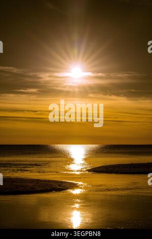 Goldener Sonnenuntergang über dem Lake Superior in Ontario, Kanada, mit Sonnenlicht, das über das Wasser reflektiert Stockfoto