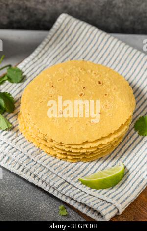 Hausgemachte mexikanische gelbe Mais-Tortillas für Tacos Stockfoto