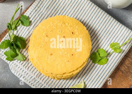 Hausgemachte mexikanische gelbe Mais-Tortillas für Tacos Stockfoto