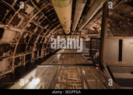 Große vertikale Eisenrohre, U-Bahn-Welle. Stockfoto