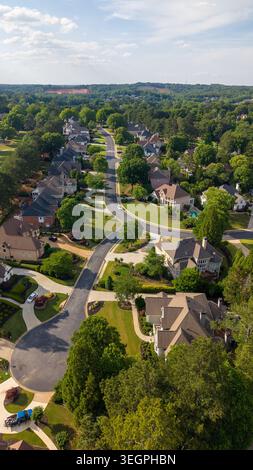 Blick aus der Vogelperspektive auf luxuriöse Vorstadthäuser in einer gehobenen Unterteilung, umgeben von üppigen grünen Bäumen in Vororten der USA Stockfoto