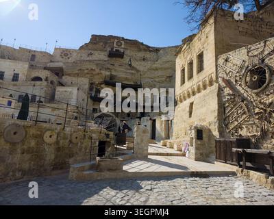 Alte Höhlenhäuser und Mühlsteine in Avanos Kappadokien Türkei Stockfoto