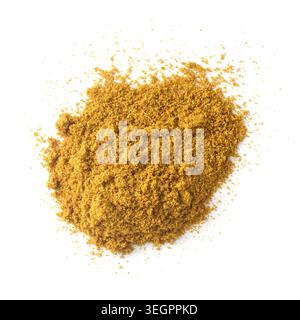 Haufen aromatisch gemahlener Currypulver Gewürze verstreut isoliert weißen Hintergrund, strukturierte gelb-braune Gewürze in der Draufsicht Stockfoto