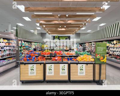 Walled Lake, Michigan, USA - 2. Mai 2026 : Target stellt Lebensmittelgeschäfte mit frischem Obst, Gemüse und Fleisch her. Stockfoto