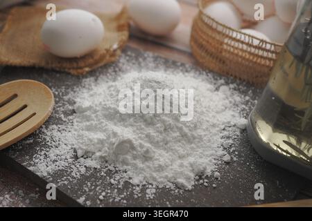 Mehl und Eier auf einem Küchentisch zum Backen Stockfoto