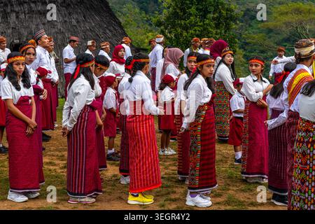 20. AUGUST 2023, WAE REBO, INDONESIEN: Luftaufnahme der Bürger des WAE Rebo Village, die den indonesischen Unabhängigkeitstag feiern und traditionell tragen Stockfoto