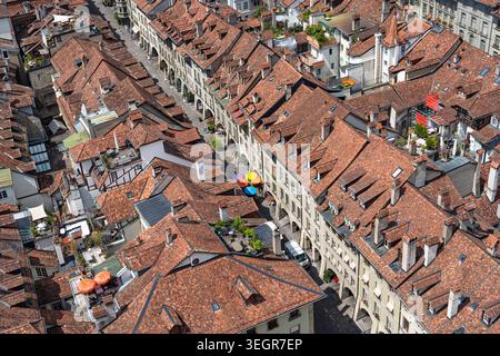 Luftaufnahme mit Dächern, Straßen und historischer Architektur der Altstadt von Bern, Schweiz Stockfoto
