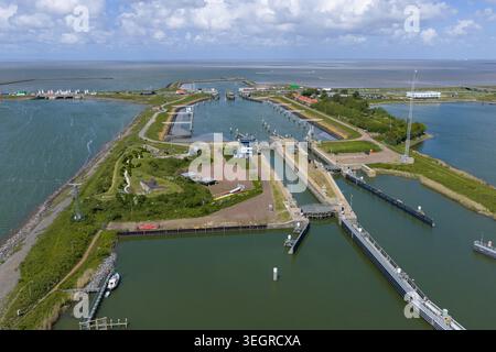 Aus der Vogelperspektive des Schleusenkomplexes Lorentzluizen mit Wasserkanälen und grünen Dämmen am Afsluitdijk in Kornwerderzand, Friesland, Niederlande. Stockfoto