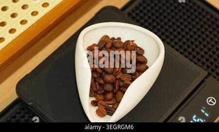 Kaffeebohnen auf digitaler Skala gemessen Stockfoto