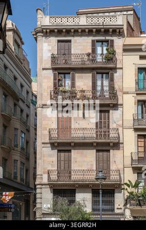 Traditionelle Wohnhausfassade, Holzläden, Mediterranes Leben, Barcelona, Spanien Stockfoto