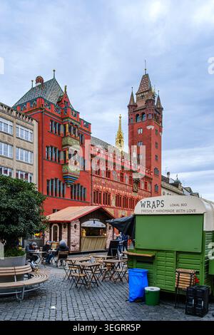 Imbissstände auf dem Basler Marktplatz vor dem historischen Rathaus während der Herbstmesse in Basel, Kanton Basel-Stadt, Schweiz. Stockfoto