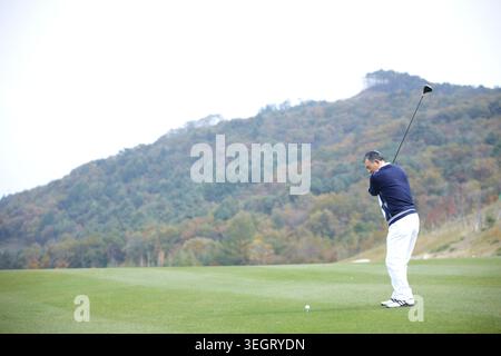 Senior männlicher Golfer im Feld Stockfoto