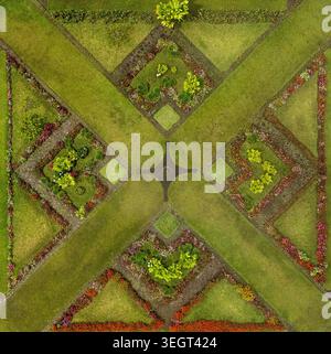 Luftaufnahme der symmetrischen geometrischen Muster eines formellen Gartens mit lebendigen Blumenbeeten und gepflegten grünen Rasenflächen in Cinchona, Provinz Alajuela Stockfoto